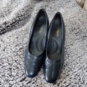 Womens Auditions navy low heel dress shoe 8 1/2